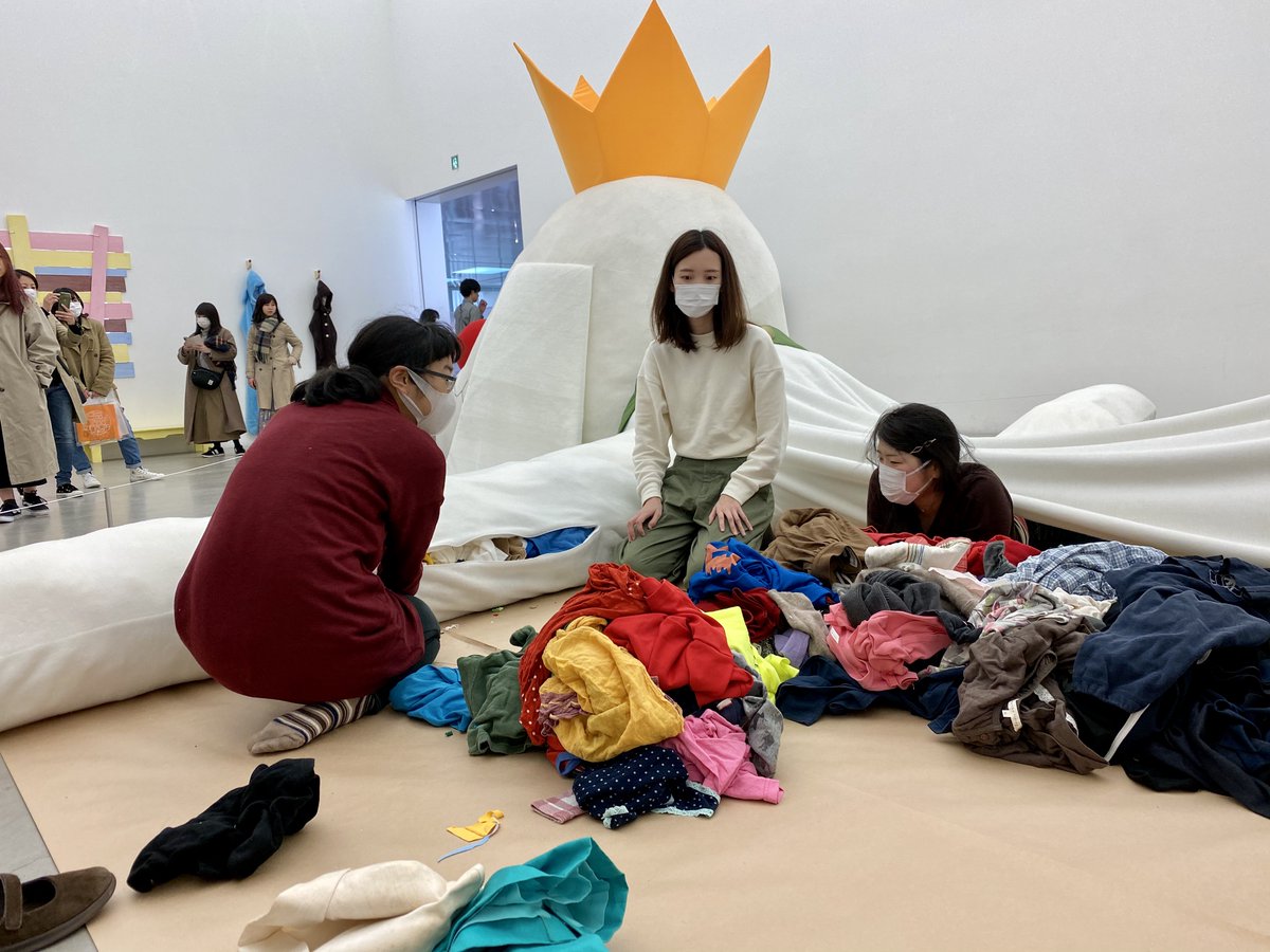 👑大きな犬が少し元気になりました！ 展示室で寝ている大きな犬。 やせ