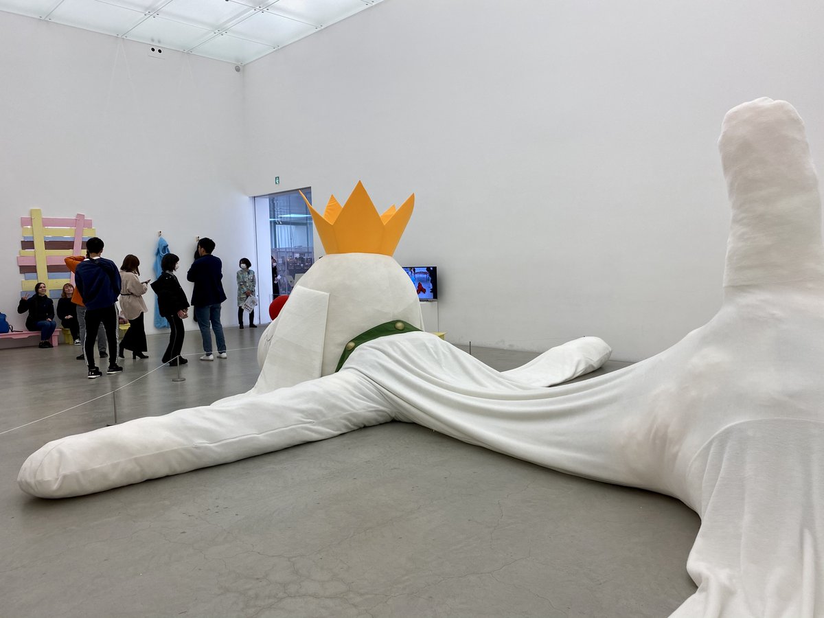 👑大きな犬が少し元気になりました！ 展示室で寝ている大きな犬。 やせ