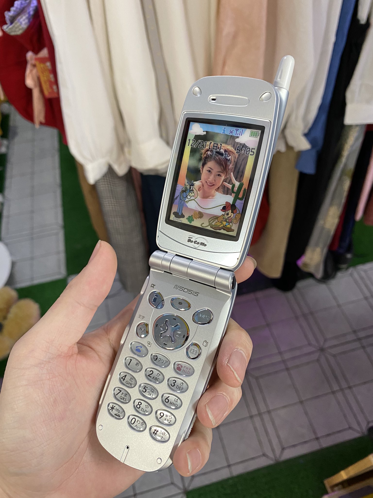 古着衣料専門店ほんわか ガラケー入荷しました ポケットに挟み込んだりしたり 自分でデコ電にしても可愛いです サンプル携帯なのでおもちゃですがアクセサリーの一部に是非 T Co P4br0xjuln Twitter