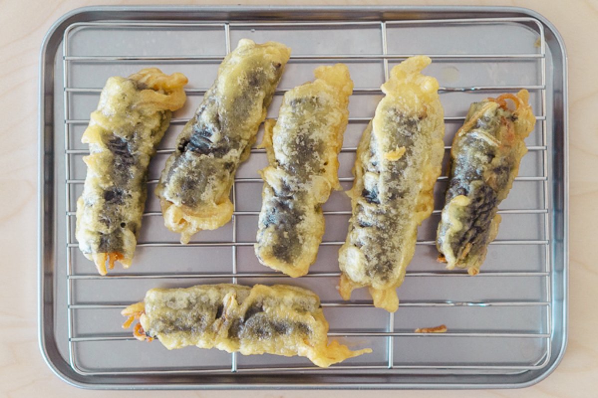 KTOJakarta's tweet photo. Gimmari adalah camilan khas Korea yang mirip lumpia atau risol, terbuat dari japchae yang digulung di rumput laut lalu dicelup ketepung bumbu dan digoreng. Kriuk tepungnya dijamin bikin kamu ketagihan, dan lebih nikmat lagi makannya dicocol ke bumbu tteokpokki, massittaaa. 😋 https://t.co/cuKnVPb6EG