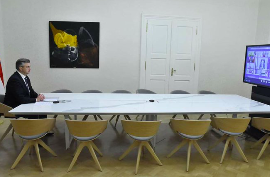 Danas je održan i sastanak predsjednika Vlade Republike Hrvatske sa svim operativnim članicama SDP-a. Velika koalicija ako i dolazi je posljedično mala.
