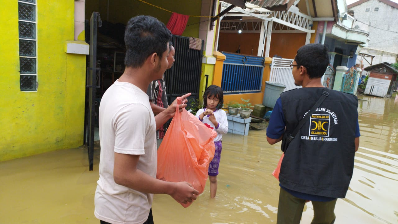Relawan PKS Gerak Cepat Bantu Korban Banjir Tigaraksa dlvr.it/RS5NXt