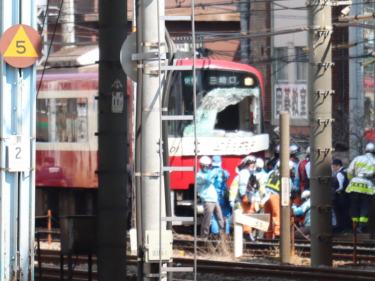 京急 神奈川駅で人身事故 先頭車両の正面ガラスに大穴 運転士血まみれ 人が運転席の窓に刺さってる Togetter