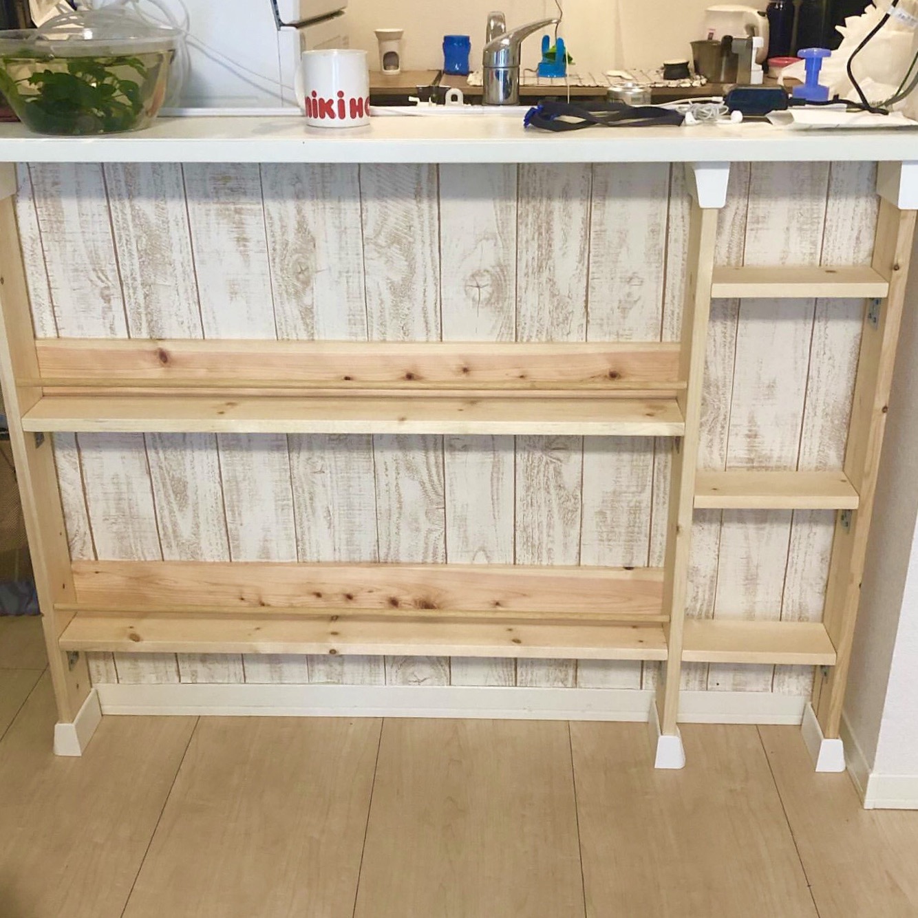 ディアウォール Diawall Auf Twitter 素敵なdiyアイデアのご紹介 投稿者 Noguchiさん スリムな1 4材で絵本棚をdiy 1 4材だから圧迫感なく キッチンカウンター下のスペースを有効活用 棚には背板や木の棒を取り付けて絵本が落ちないよう工夫されています ディアウォール Diawall Auf Twitter 素敵なdiyアイデアのご紹介 投稿者 Noguchiさん スリムな1 4材で絵本棚をdiy 1 4材だから圧迫感なく キッチンカウンター下のスペースを有効活用 棚には背板や木の棒を取り付けて絵本が落ちないよう工夫されています