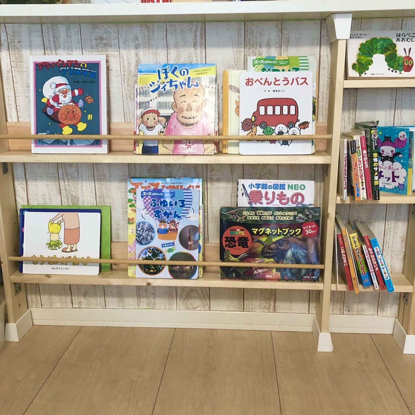 ディアウォール 公式 Auf Twitter 素敵なdiyアイデアのご紹介 投稿者 Noguchiさん スリムな1 4材で絵本棚をdiy 1 4材だから圧迫感なく キッチンカウンター下のスペースを有効活用 棚には背板や木の棒を取り付けて絵本が落ちないよう工夫されています