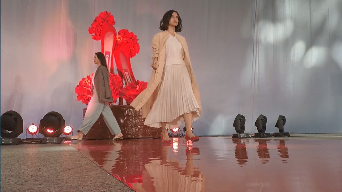 丸の内ドットコム 公式 丸ビル に約3ｍのハイヒール 丸の内ファッションウィーク エリアアンバサダーの 小山薫堂 さんや ジャイアントフラワーアーティスト Megu さんも登場 Oggi スタイリングによるランウェイも 魅力たっぷりな動画は