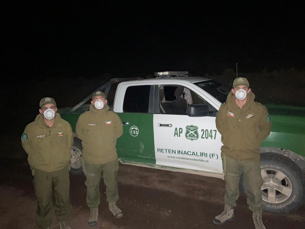 Carabdechile's tweet photo. A partir de este momento se procede al cierre de las fronteras terrestres del país, como una de las medidas por la Fase 4 del Coronavirus COVID-19. #Carabineros está en terreno resguardando los pasos fronterizos. https://t.co/vKjvjba9Dt