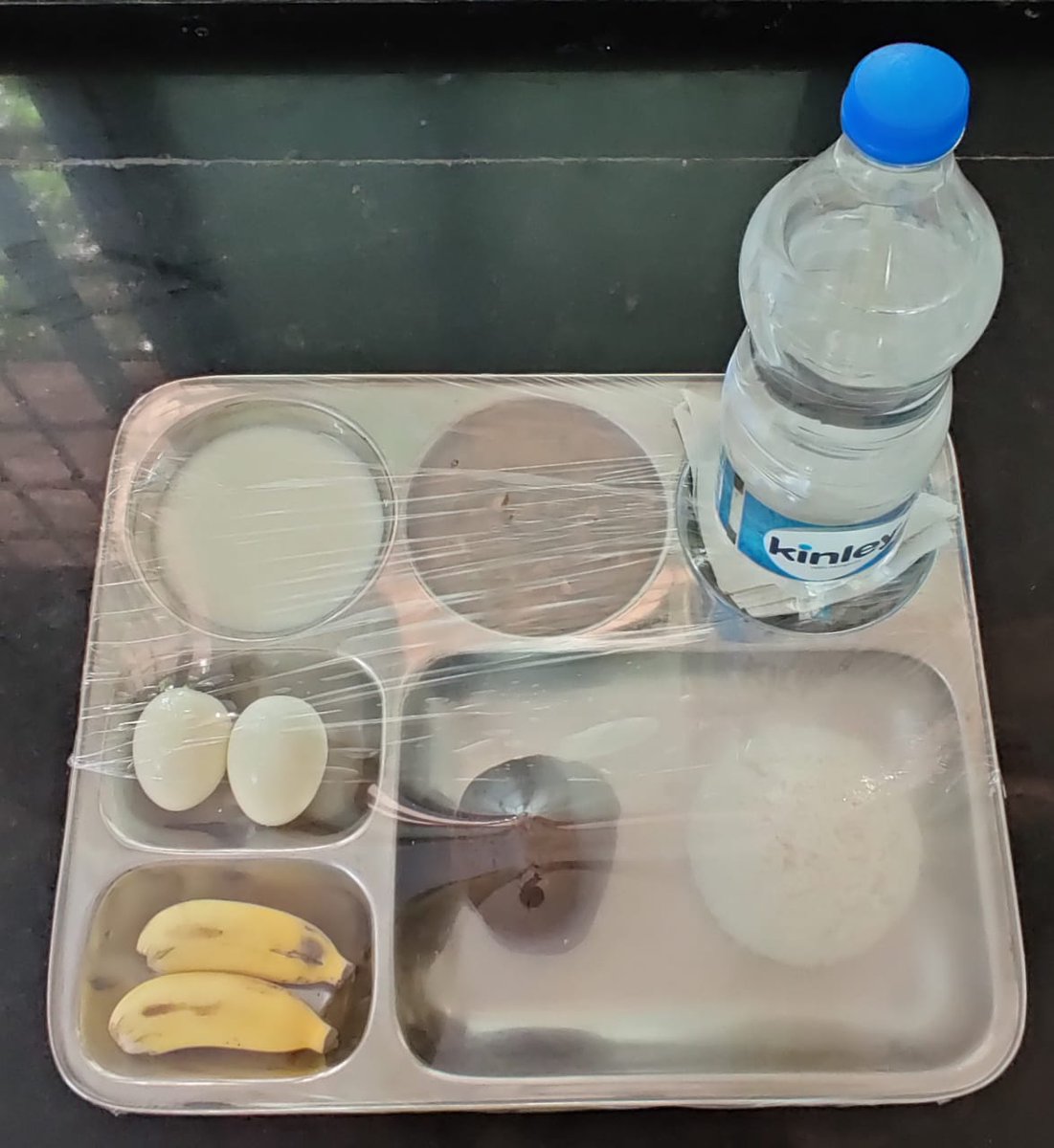 gulrez_alam_197's tweet photo. Food served to COVID-19 patients at the Rajiv Gandhi Institute of Chest Diseases (RGICD)- Ragi balls, rice, curry, eggs, curd and banana. #Bengaluru @BangaloreMirror #RGICD #COVID19Bangalore #Coronafighters
https://t.co/5doHmKaKF4 https://t.co/NNmREJfiPo