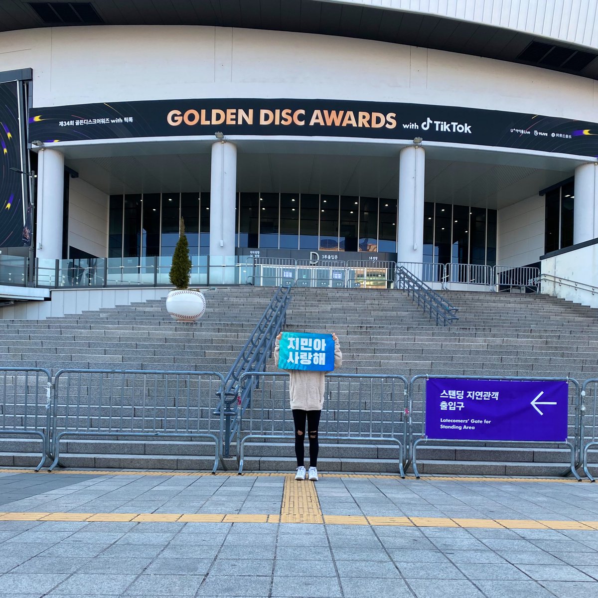 forever_MIN_95's tweet photo. #아미트친소 알티 마음 말고 멘션 잡아요❤️
깊티도 자주 뿌리고 주문완료 저거 많이 보는데
겉돌도 공연 안 들어가도 돌고 연말 시상식은 꼭 가고 이번 맵솔콘도 갈 뻔 한 월향이랑 트친하자
8월 달에는 슬로건 발주도 한다는데? 어서 멘션 달러 튀어가자☺️ 인알, 뎀 모두 좋아합니다❤️ https://t.co/ecjYW8VfdB