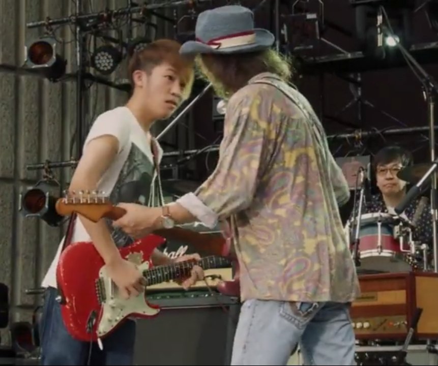 yu__0313m's tweet photo. 久しぶりにRock FREE のDVDみたくなって…今観てるっ( ° _ °)ジィー
竜之介くんとcharさんの
ギター×ギターとの音の呼吸がほんと
かっこいい(*˘︶˘*).。.:*♡
最高だぁー💙❤🎸
#山岸竜之介
#char
#RockFREE https://t.co/Kbbvgf35Eq