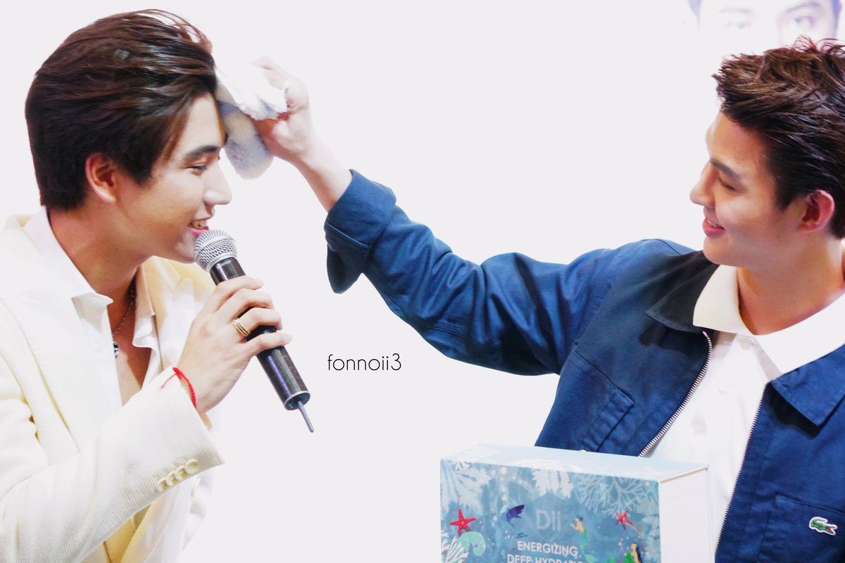 Yees131's tweet photo. @PollingThaiboys ดูเเลกันเก่งมาก🖤❤️ #perthsaintsation https://t.co/xAooS1iVSs
