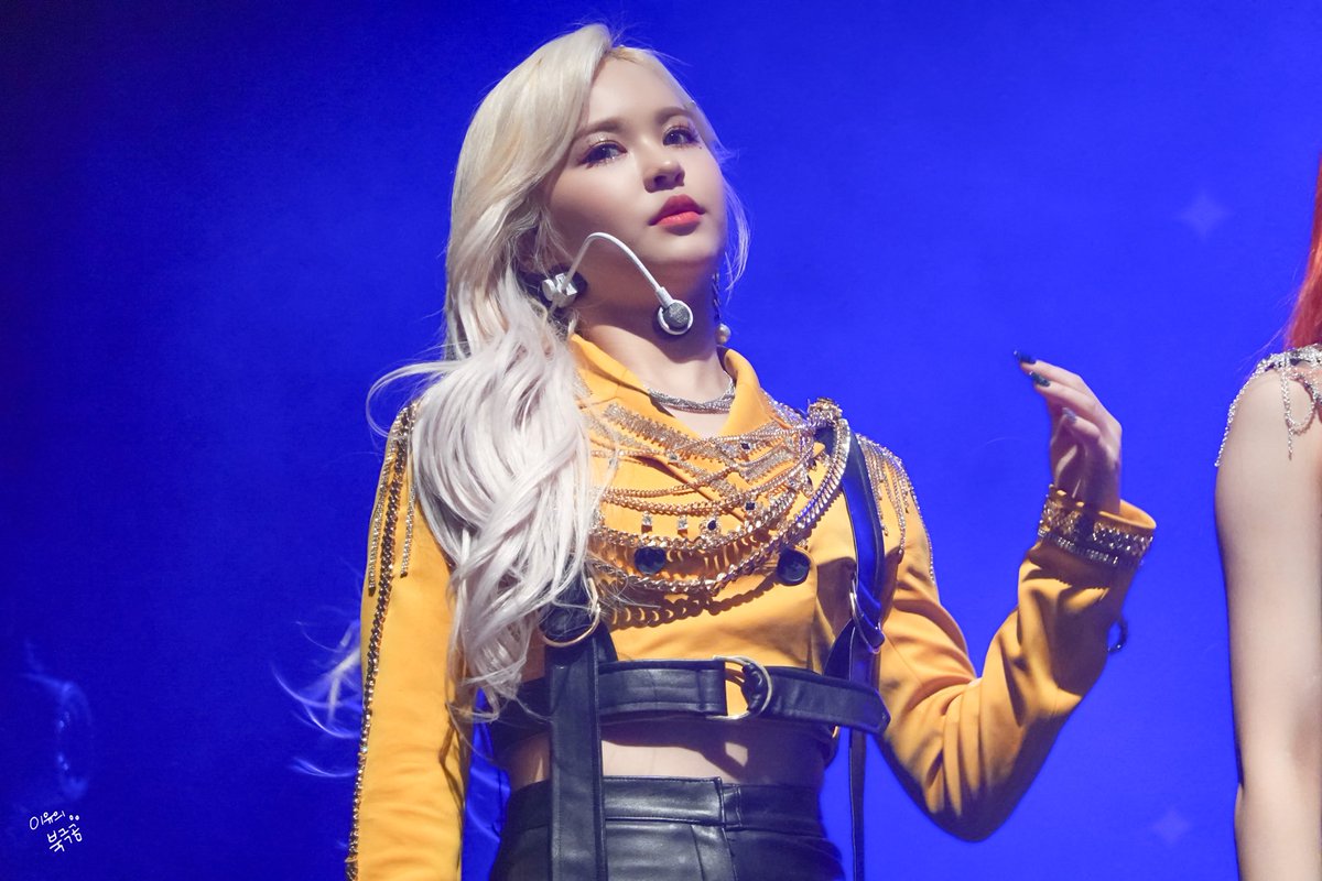 EVERGLOW_EU's tweet photo. #이유박 #THROWBACK EVERLASTING TOUR IN CHICAGO
저희 첫 번째 투어에 와주셔서 감사합니다!! 벌써 보고싶어요....ㅠㅠㅠㅠㅠㅠ
© PolarBear_0519
#EVERGLOW #에버글로우 #EverlastingTour #EVERGLOW_EU #에버글로우_이유 #EU #이유 https://t.co/9A2W6qQKbC