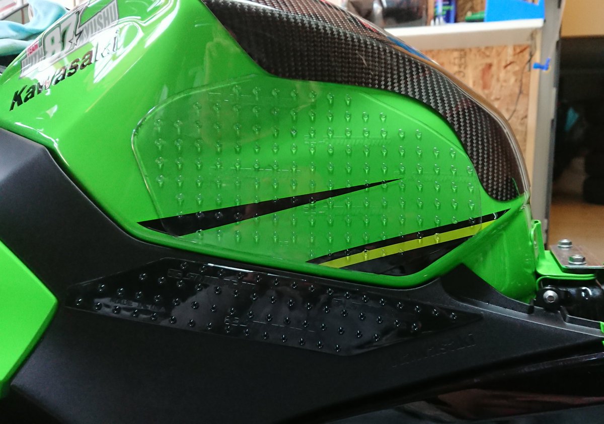 87_gro's tweet image. Ninjaくんのパーツ取り付け
【第７弾】

ストンプグリップ！！
これ、サーキット走るなら絶対あった方がいい👍

#Ninja400
#ストンプグリップ
#STOMPGRIP