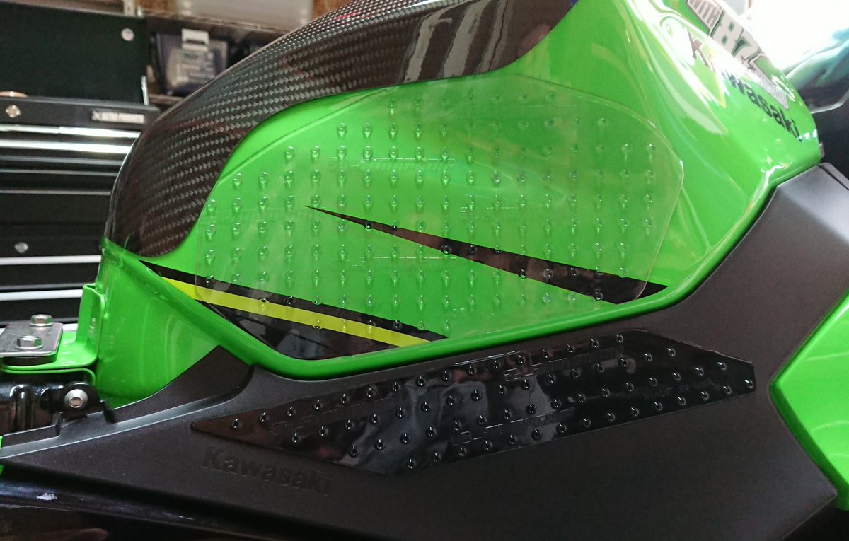 87_gro's tweet image. Ninjaくんのパーツ取り付け
【第７弾】

ストンプグリップ！！
これ、サーキット走るなら絶対あった方がいい👍

#Ninja400
#ストンプグリップ
#STOMPGRIP