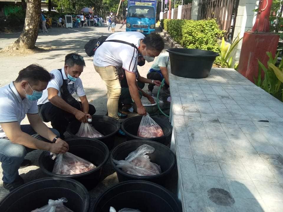 manilabulletin's tweet photo. LOOK: Pasig city government has set up two mobile kitchens at RAVE Brgy. Maybunga to prepare food for frontliners and local responders in the city. (📷 Pasig DRRMO) https://t.co/LIzQYJXzKP