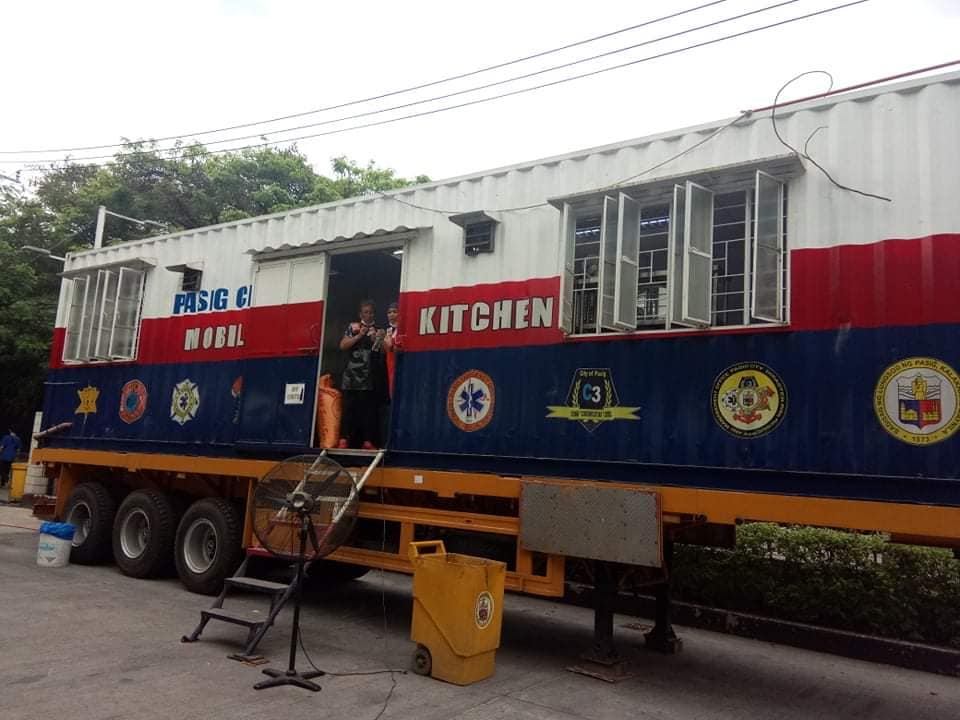 manilabulletin's tweet photo. LOOK: Pasig city government has set up two mobile kitchens at RAVE Brgy. Maybunga to prepare food for frontliners and local responders in the city. (📷 Pasig DRRMO) https://t.co/LIzQYJXzKP