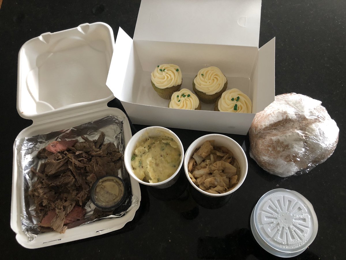 iteachkittens's tweet photo. Thank you @ChefOuita and @JimSichko for the delicious meal. Your kindness is truly appreciated. 💗 Everything was fantastic!! https://t.co/Ave40NzxB4