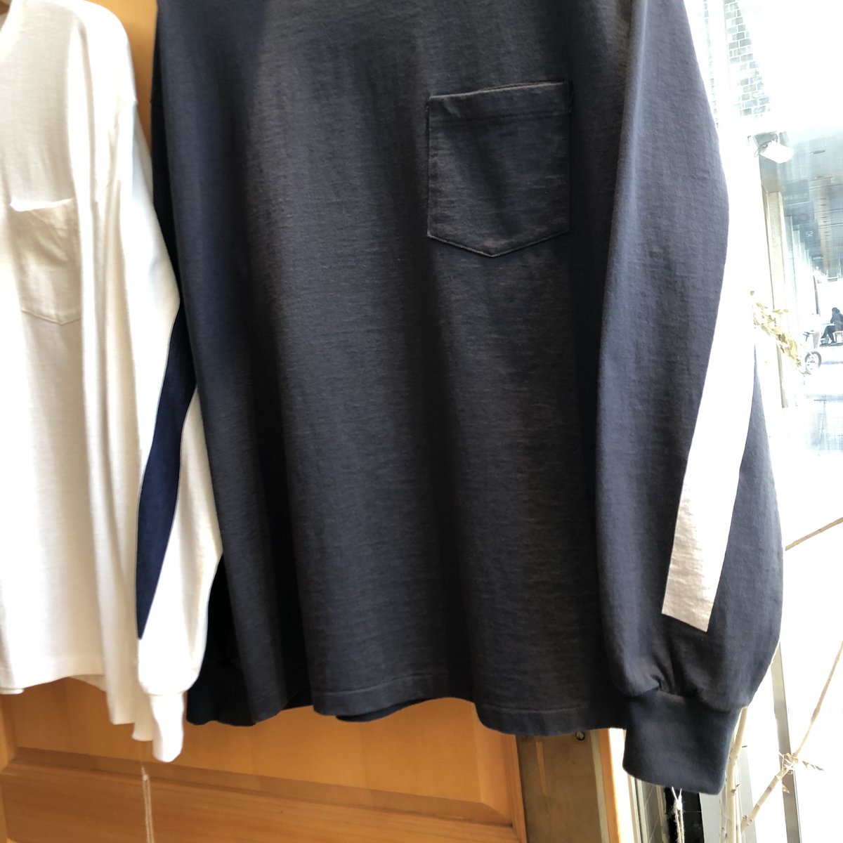 1ldk Aoyama Hotel On Twitter Kaptain Sunshine アメリカ製スーピマコットンを吊り編み機によって編まれた丸胴仕様 適度な厚みとヴィンテージのような風合いが特徴的 アームのラインプリントとポケットの内側に覗くロゴテープもさり気なくて 11 000 Tax Https
