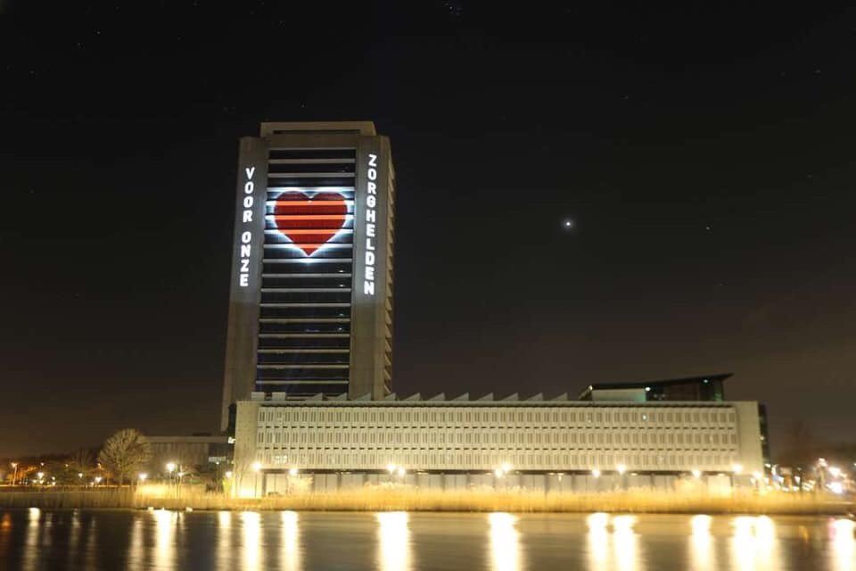 Lieke76's tweet photo. Ons provinciehuis kleurt rood voor alle mensen die zo hard werken in de zorg! #brabant #applausvoordezorg #denbosch ❤️ https://t.co/3hZndaLYvm