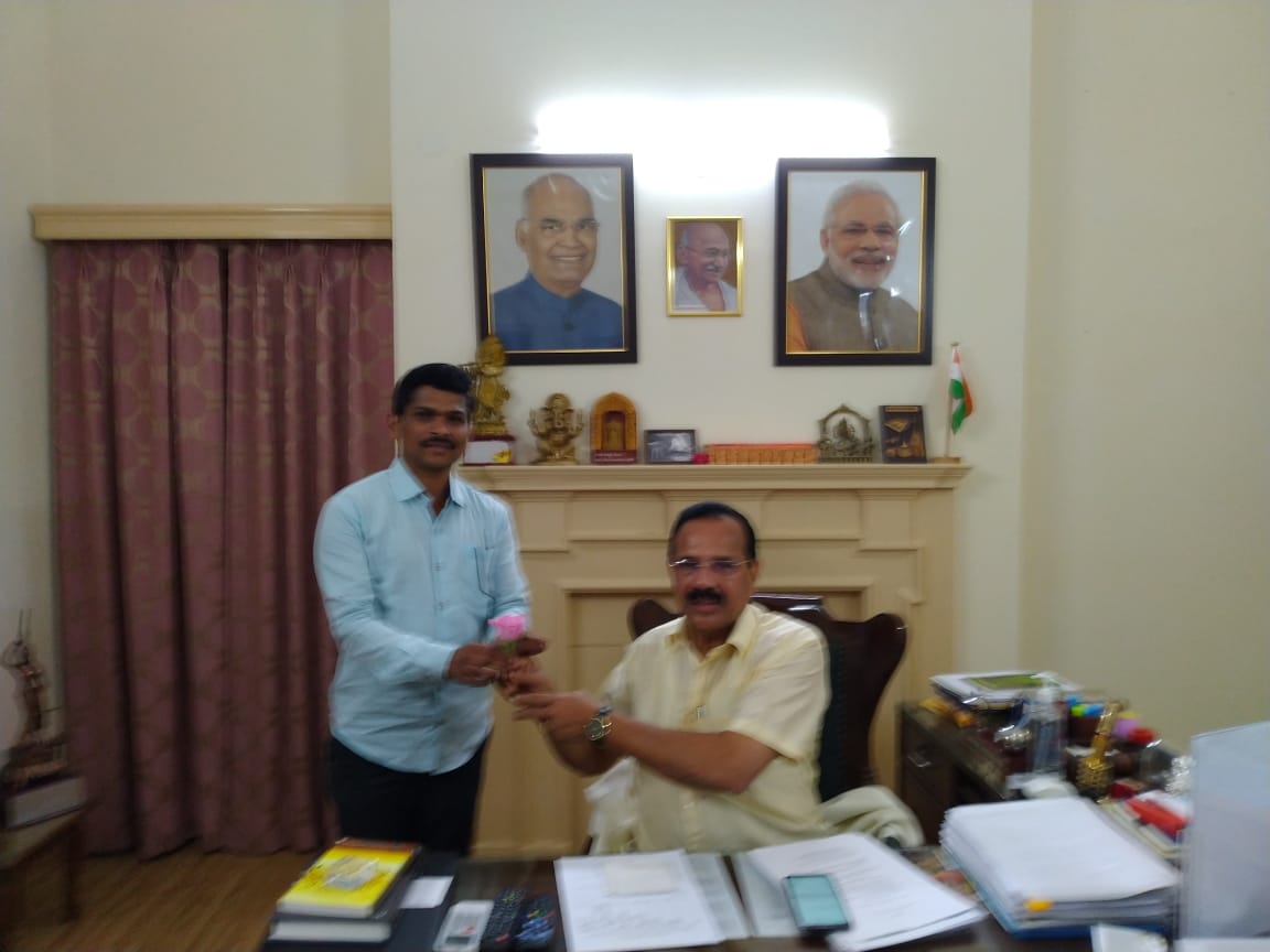 Suresha_Bhat's tweet photo. #HappyBirthdayDVS
@DVSadanandGowda Wish you happy birthday sir. May God bless you with a robust health.
Generic medicines suppplied through Janaushadhi kendras under your dept, have become panacea for crores of patients. Hats off to you &amp; @PMOIndia Govt.
Staff greeting DVS sir https://t.co/BeGOUvUHHK