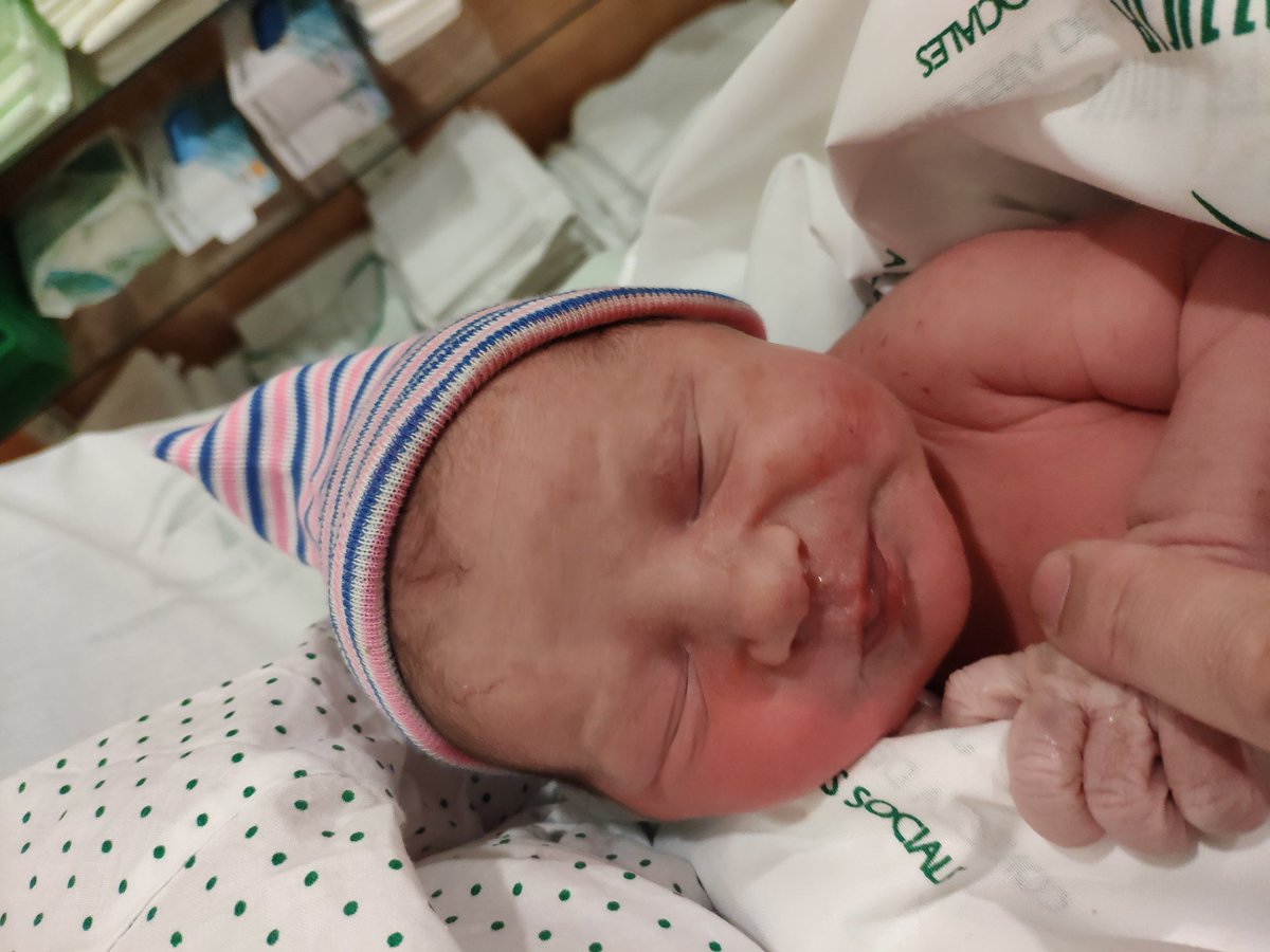 Bayfo's tweet image. Gracias a dos agentes de @Gr_PoliciaLocal que me han ayudado esta noche sobre las 4 en el semáforo de Dr. Oloriz, en el cruce de Avda. Constitución. De todo corazón.
#YoMeQuedoEnCasa