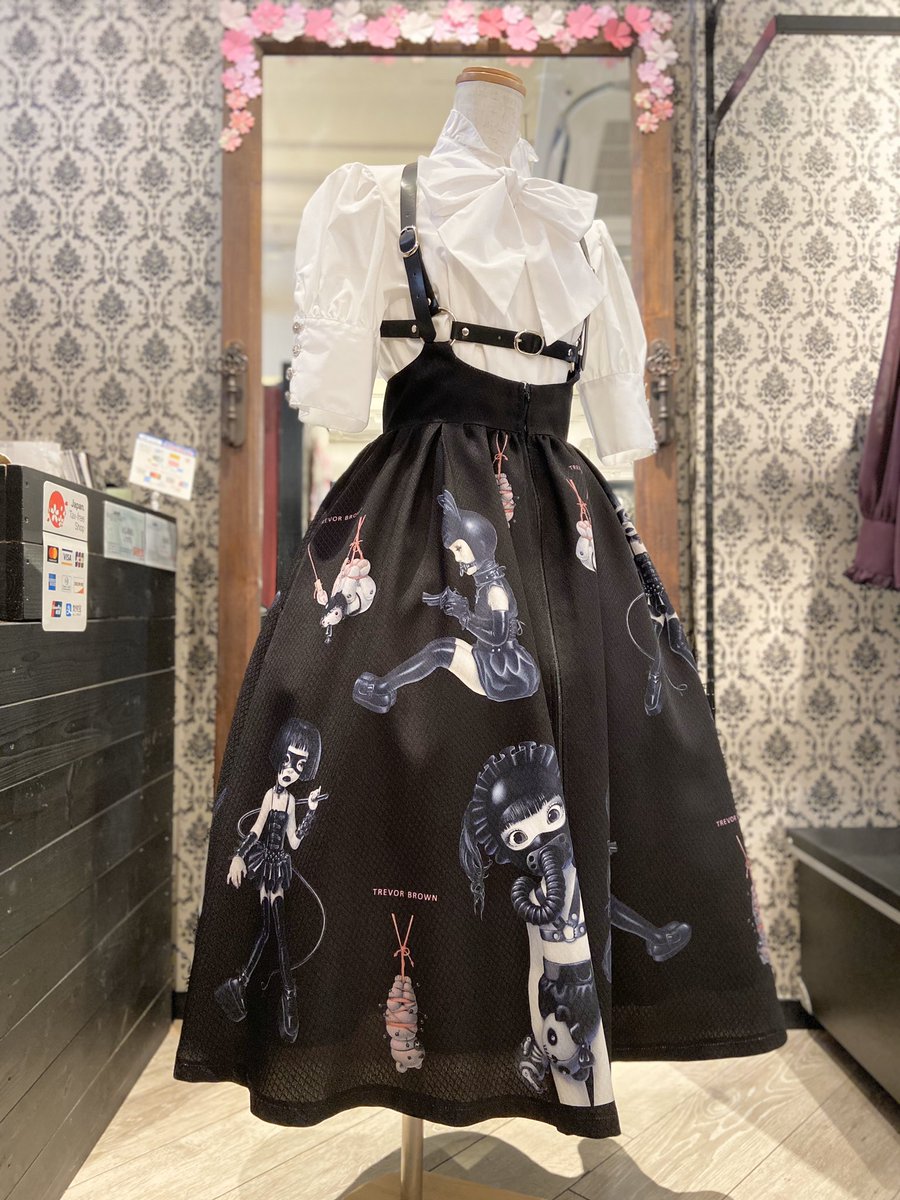 Miho Matsuda 原宿店 コラボアイテム 毒々しさが可愛いトレヴァーブラウン さんのイラストがプリントされた コラボアイテム発売中 スカートにはハーネスベルト付き ドーリーなシルエットのワンピース もございます
