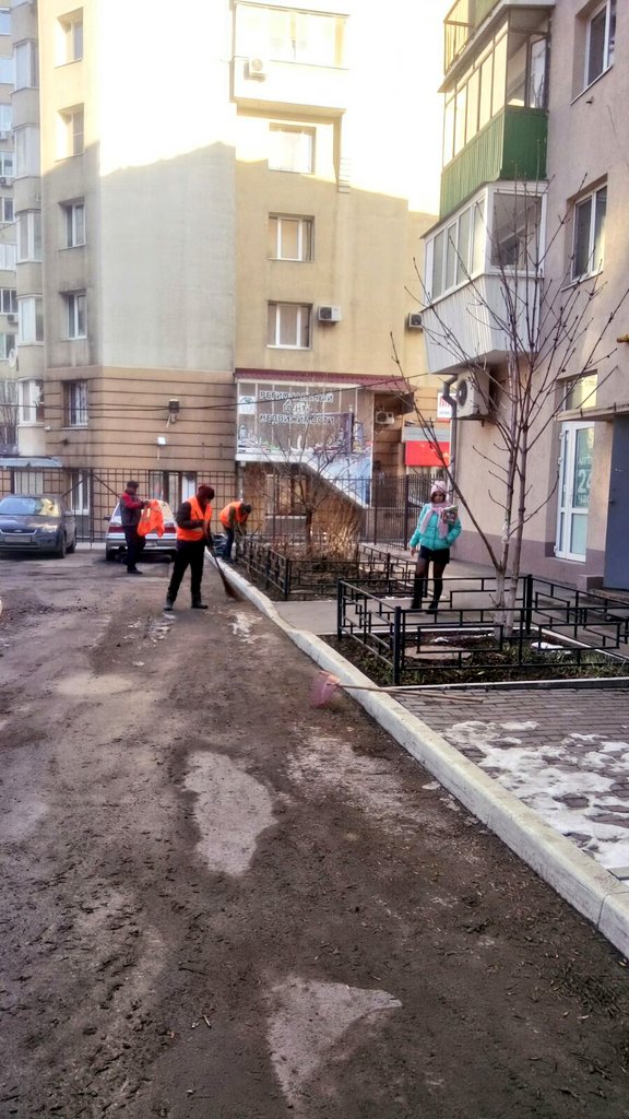 adm_Len's tweet photo. В Ленинском районе в этом году месячник по благоустройству стартовал 2 марта. Сегодня осуществили ручную очистку территории: ул. Полевая, 65. https://t.co/AH49gfFT7A