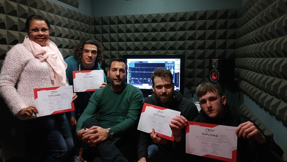 #proyectoespuma #granada
#curso_produccionmusical

👍 👏 Tras casi cinco meses de trabajo, finaliza uno de los turnos de nuestro curso profesional de PRODUCCIÓN MUSICAL impartido por <a href="/AlvaroArroyoPE/">Álvaro Arroyo</a> , nuestro docente y Certified Trainer de <a href="/SteinbergMedia/">Steinberg 🎵</a> 🔝🔝🔝