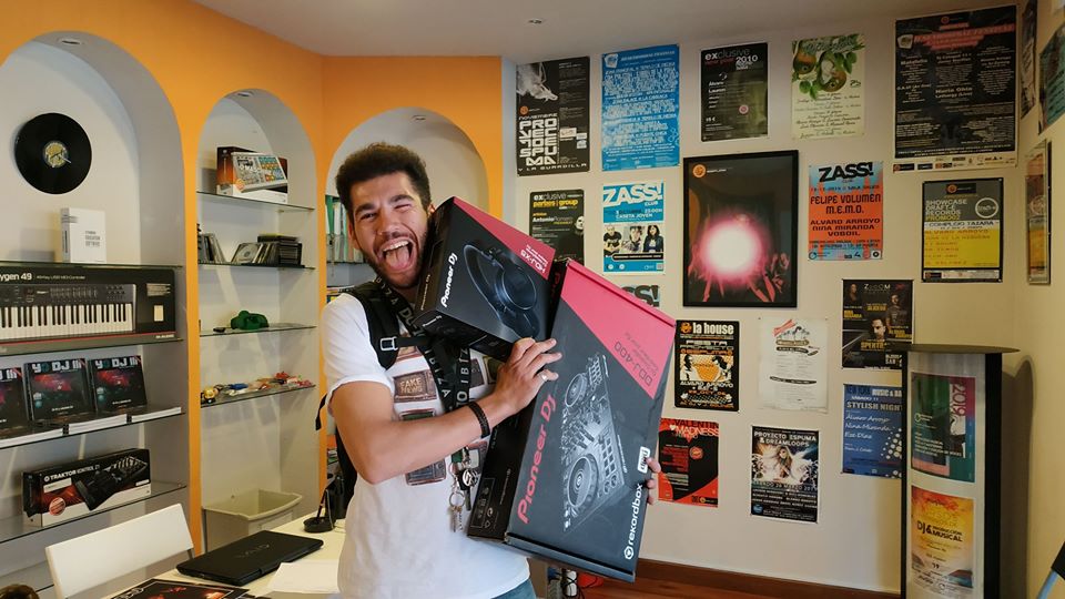 #proyectoespuma #granada
#enigmaproaudio

👉 Como sede oficial de Enigma Pro Audio, uno de nuestros alumnos contento tras adquirir nuestro PACK especial <a href="/PioneerDJglobal/">AlphaTheta/Pioneer DJ Global</a> compuesto por la DDJ 400 + HDJ X5‼️