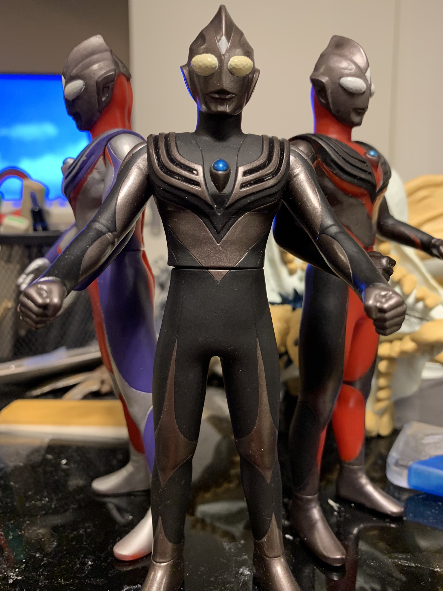 774yumenokatamariノナカノヒト ウルトラマンティガダークず 劇場版ダイナ ガイアと共闘もの連続で それぞれ王道のロボット 巨大 合体怪獣ときた後のこの映画 では敵は闇の巨人三体 ストーリーも大人向けと 子供置いてけぼり F計画なんて ダイナ最終