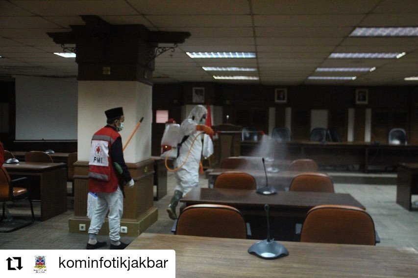 (18/3) Aksi penyemprotan Disinfektan untuk pencegahan virus Corona dilingkungan kantor Walikota Jakarta Barat, Masjid As-sahara, kantor Kejaksaan Negeri serta Bank DKI Jakarta dengan melibatkan 20 org Relawan serta Pengurus PMI Kota Jakarta Barat.
#CegahCOVID19
#pmisiapbantu