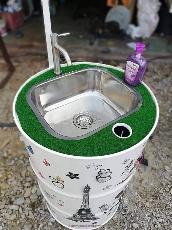 #COVID19SouthAfrica 

Another way to keep citizens clean and defeat Corona Virus at the taxi rank