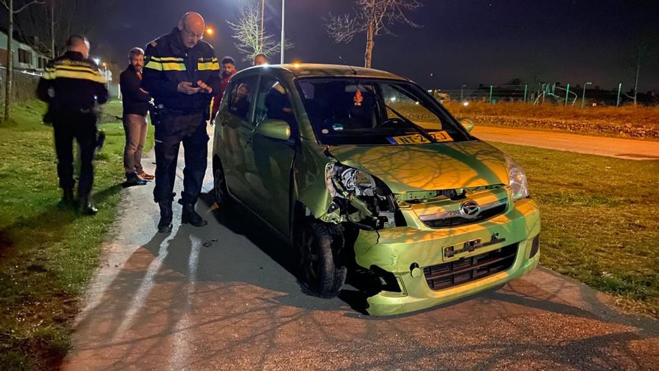 Een auto is in Roermond zwaar beschadigd achtergelaten na een ongeval op de Wirosingel...