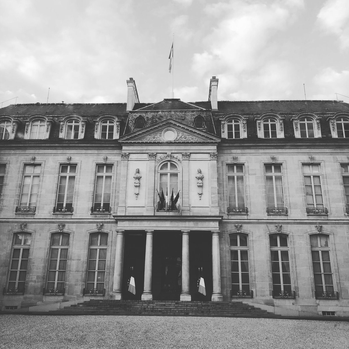 J3 du reste de notre vie. Prenez soin les uns des autres. #tousconcernés #ilovemyjob #chefelysee #chefconnected #guillaumegomez #guillaumegomezpageofficielle #palaisdelelysee #presidencedelarepublique