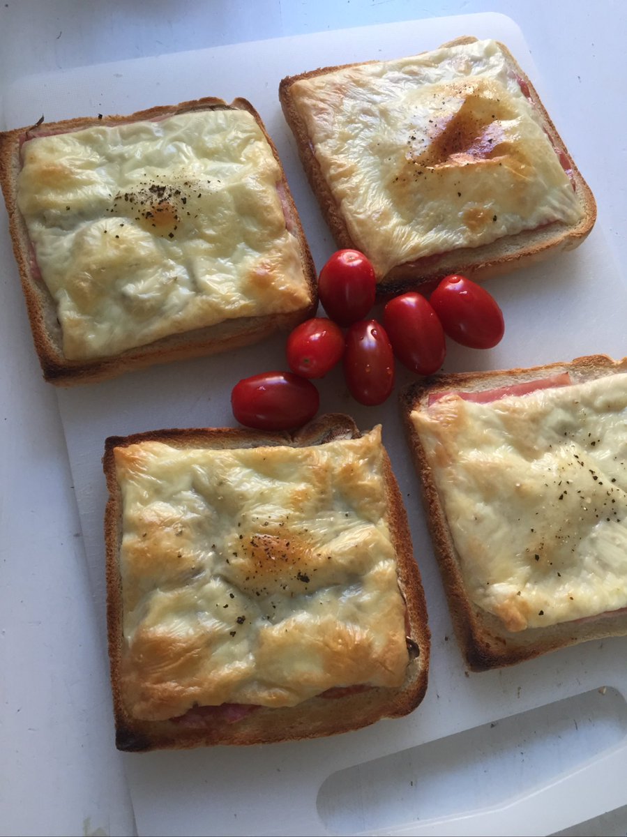 A thread of my working at home experience so you can mute it if you get tired of everyone tweeting things like this! Lunch on day 1: cheese on toast with ham, salami and mushrooms. Cherry tomatoes on the side.
