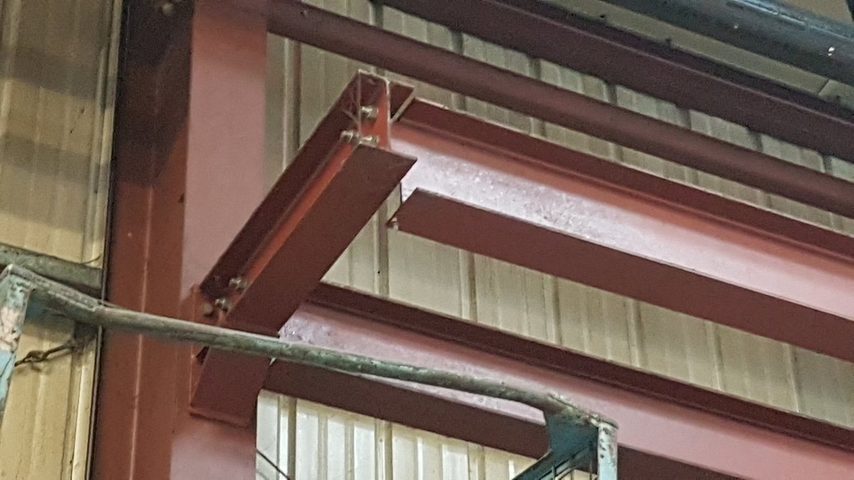 PeakEngineers's tweet photo. Just seen this while on a visit.
A huge lack of thought and lots of poor detailing went into this unecessarily complicated arrangement. https://t.co/lcgw5yjsdU