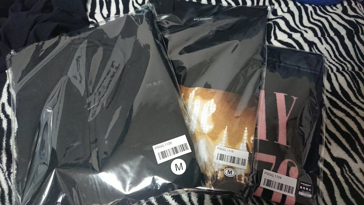 chocolate_mhx's tweet photo. 届いたけど、着る場所がないから、何か虚無( ꒪⌓꒪)
本当ならこれ着て、十八周年祝いたかった😭
(ロゴパは黒×白)
#theGazettE #DAY6576 #十八周年 https://t.co/3qELW30WUR