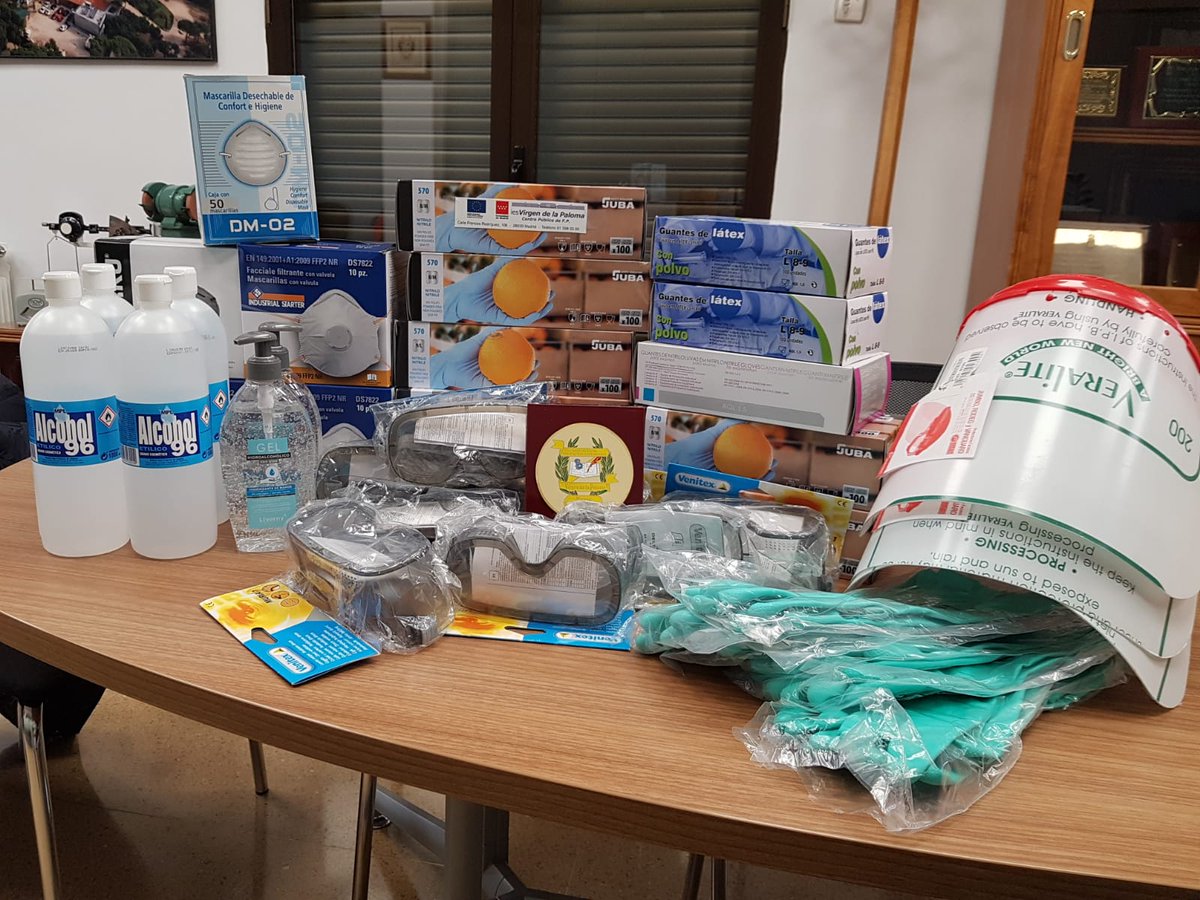 palomaFP_'s tweet photo. Combatir este virus es tarea de todos
En el IES Virgen de la Paloma hemos donado todo el material del que disponíamos y que podía ser útil a los servicios sanitarios (guantes, mascarillas, pantallas, gafas...).
Si tienes material,dónalo. Llama al 112. #EsteVirusLoParamosUnidos https://t.co/dvLMNmUq4k