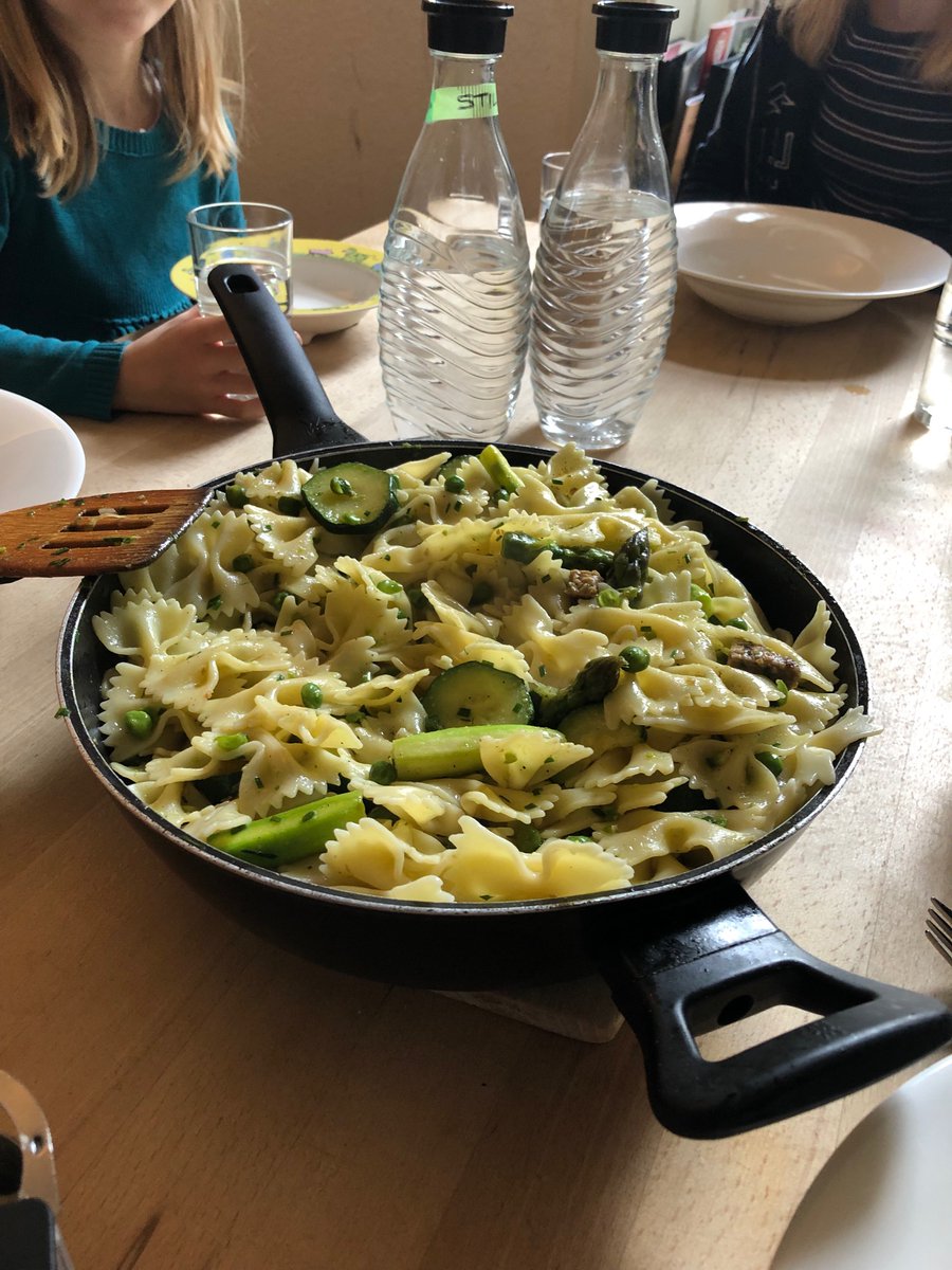 JaklinPhilipp's tweet photo. Unser Rezept in der häuslichen Isolation wegen #coronafrei: Mittagessen-Challenge. Hier Teil 1. Siehe https://t.co/pbGAB2e4bd https://t.co/Lw2YsIlGaa