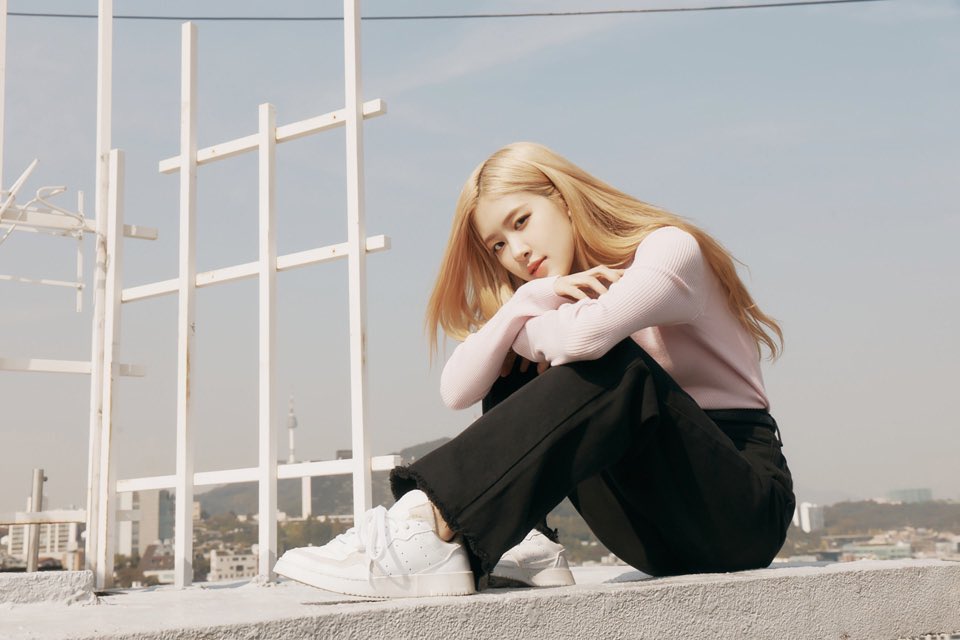 rodsepark's tweet photo. [ROSE UPDATE] rosé x samsung https://t.co/WWENtPETTb