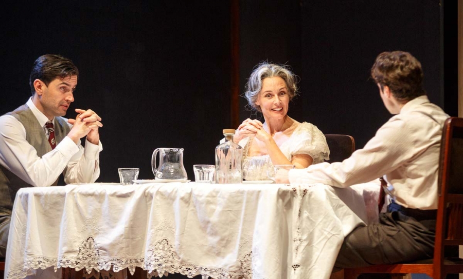INAEM_Cultura's tweet photo. Atrapado por sus obligaciones familiares también vive Tom Wingielfd, trasunto de Tennessee Williams, que sueña con ser escritor en los años de la Gran Depresión. ¡Disfruta en la Teatroteca de 'El zoo de cristal'! #YoMeQuedoEnCasa #LaCulturaenTuCasa🎭💃🎼
🎦https://t.co/u6qpbbuAek https://t.co/uXyo9quON9