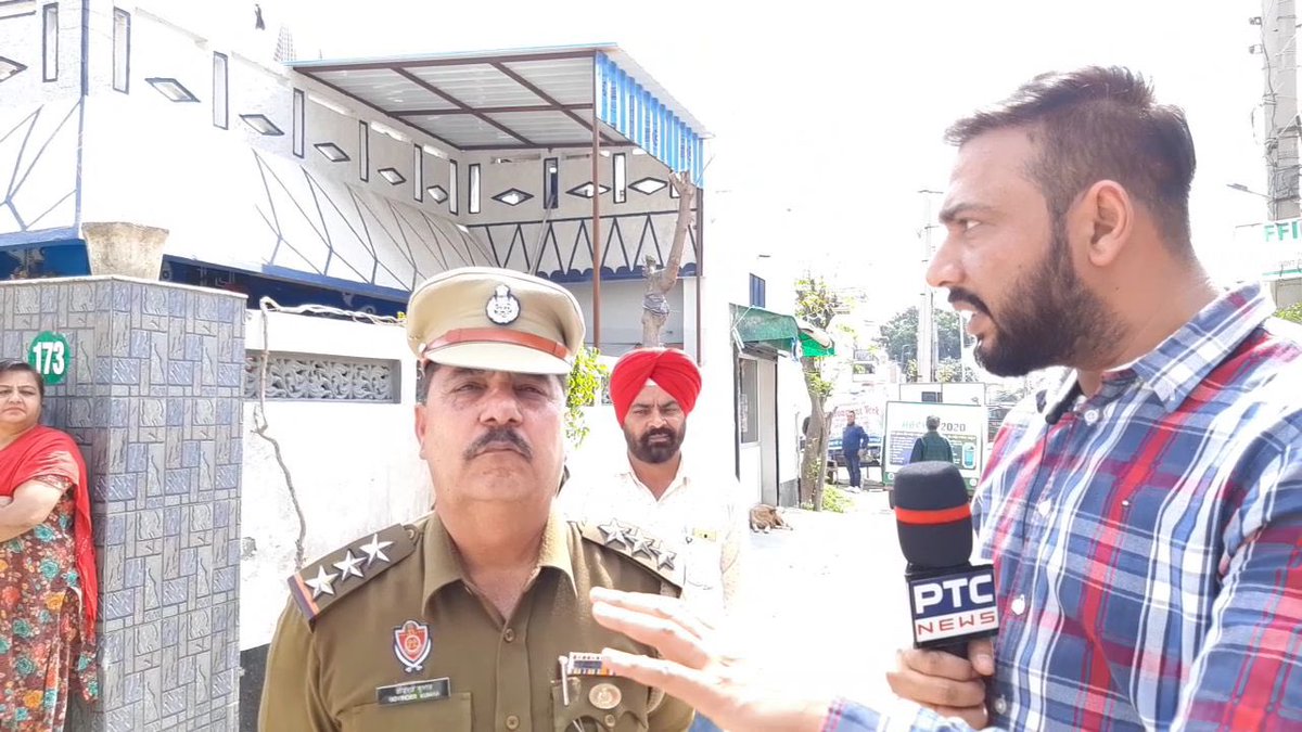 PP_Hoshiarpur's tweet photo. Mock Drill conducted in Shalimar Nagar, PS City to tackle emergency regarding #CORONAVIRUS by Civil Administration Hoshiarpur.
@PunjabPoliceInd #SayYesToPrecautions #BeSafe #StaySafe #MakeSafe #COVID19 #JustAware #DontFear #Let’sFight #CoronaVirus #HoshiarpurPolice https://t.co/uOmpp5Fy2g
