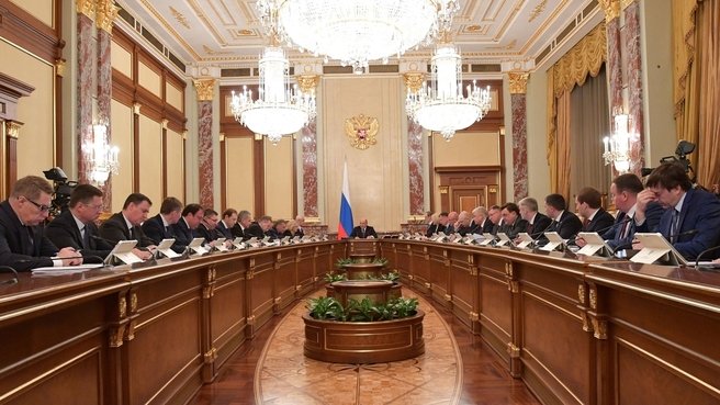 муниципальный служащий. государственные служащие. заседание кабинета министров. портфель чиновника. конституционный верховный судья рф.