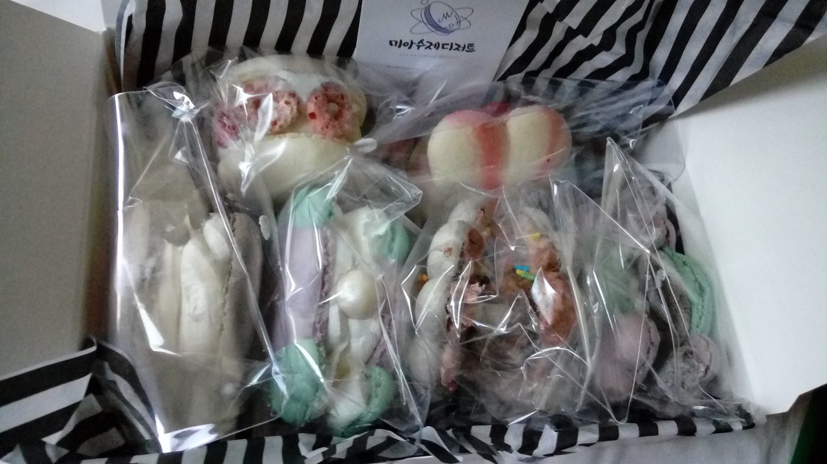 blue5819's tweet photo. @miacake7 미아케이크에서 이벤트로 받은 화이트데이 사탕 마카롱🍬
마카롱 잘 도착했습니다! 머랭쿠키도 서비스로 넣어주셨어요! 가족이랑 나눠먹었는데 마카롱도 전부 맛있고 진하고 머랭쿠키도 바닐라맛이 진해서 정말 맛있었어요 감사합니다🙌 https://t.co/ivaE2HDTKA