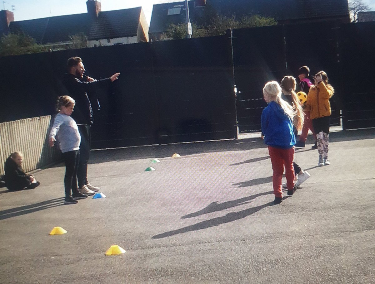 EpaTigers's tweet photo. During #EPAsport, we focused on 'when to pass'. 

The children practised making key decisions based on cues that they can see 👀

🏐👐 https://t.co/wP3P5Tm4Kt