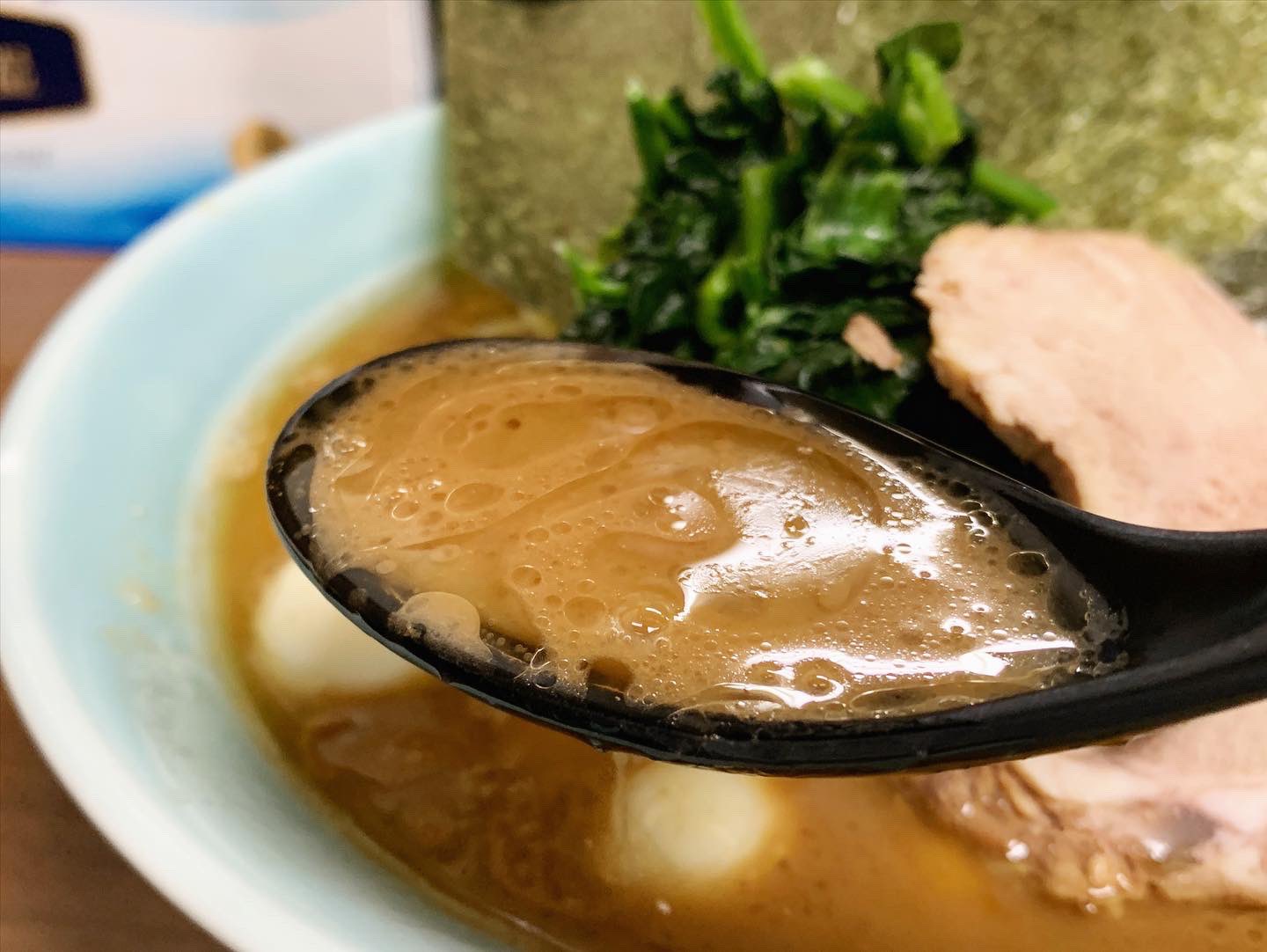 Susuru 横浜家系 侍 渋谷店 らーめん うずら 半ライス 久しぶりの訪問 ススルが家系ラーメンにハマるきっかけを作ってくれた 思い出のお店です 豚骨の旨味たっぷりなスープは醤油もガッチリ効いていて激ウマ 酒井製麺の平打ち中太麺も言わずも