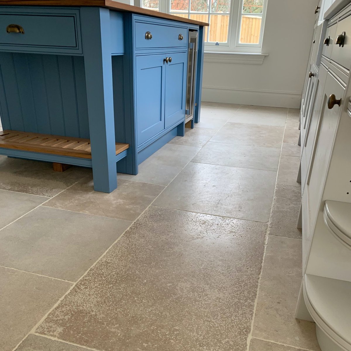 WHFlagstones's tweet photo. Here are some pictures of a recent installation we did for a new build in Battle, Sussex. 
Old Tuscany in mixed widths &amp; random lengths create a beautiful, new floor that's both low maintenance and timeless in appearance.

Order your free sample here; https://t.co/BpDc1BTc8g https://t.co/5GYie7LBxD