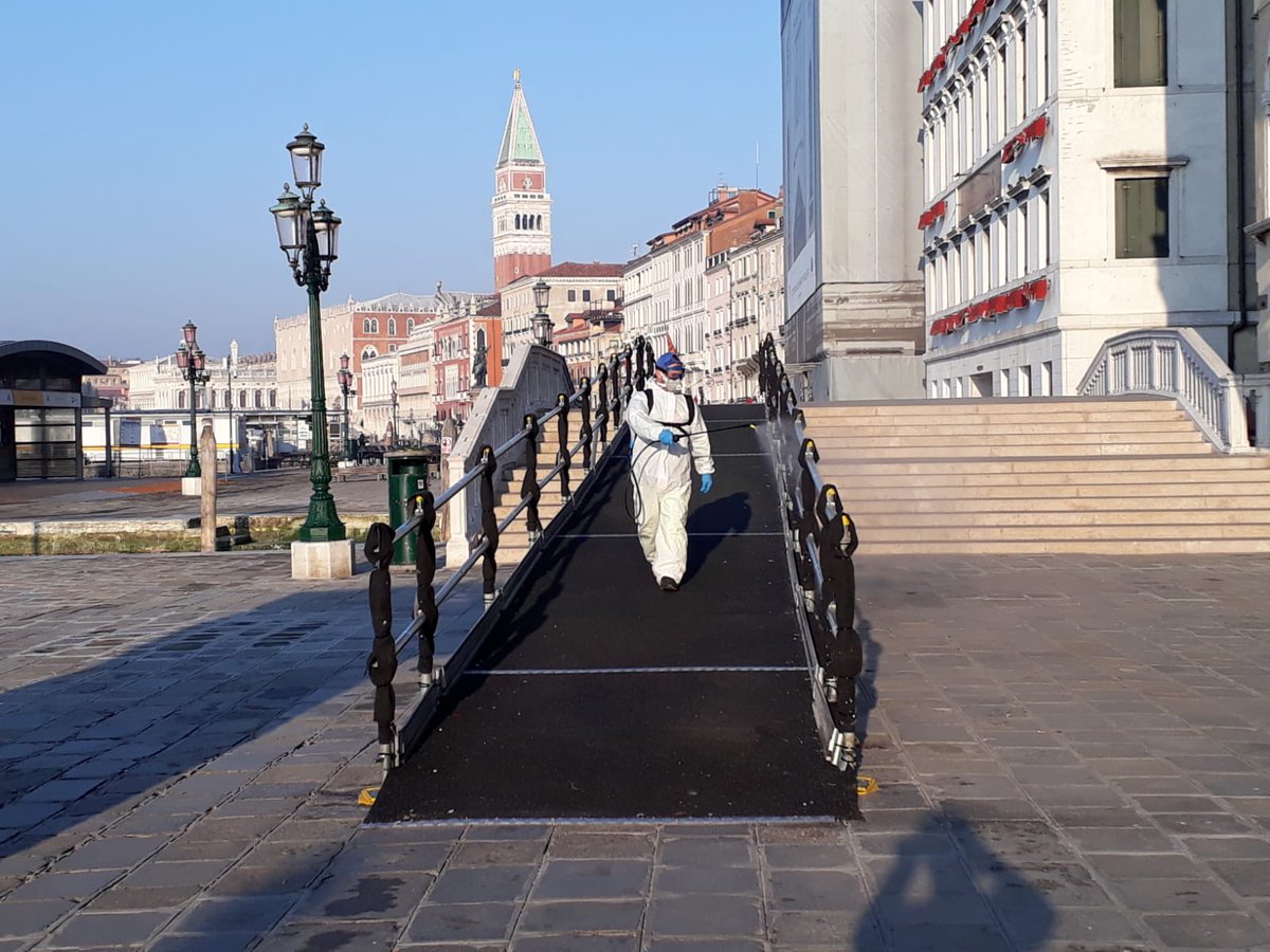 comunevenezia's tweet photo. #DecoroUrbano - #18marzo

Continua anche oggi l’attività di sanificazione della città da parte degli addetti del @GruppoVeritas ✅ https://t.co/EEJlpMcJlL
