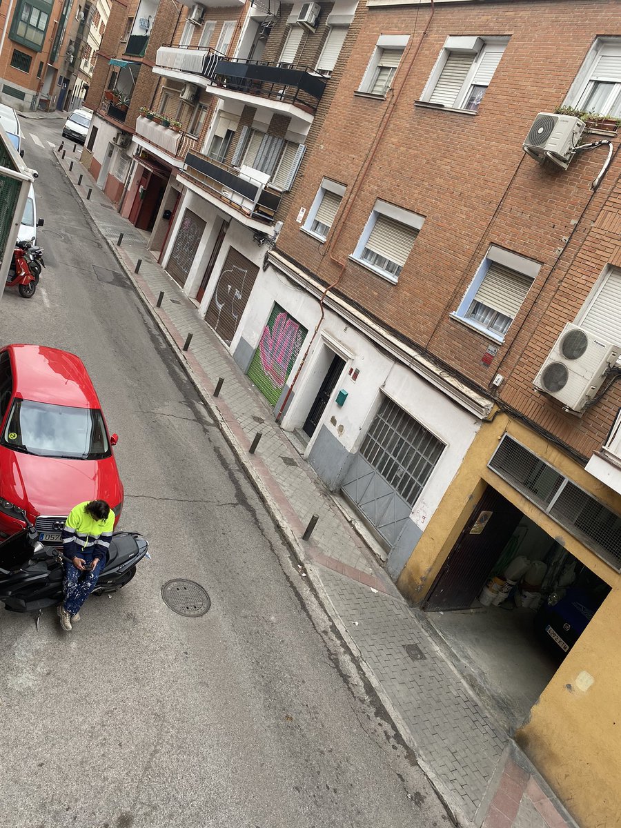 Enmanuel_RF's tweet photo. Como va esto @AlmeidaPP_ @IdiazAyuso @policiademadrid @policia @guardiacivil @UMEgob 
Una empresa filial a @MAPFRE_ES tiene 2 talleres en mi calle ABIERTOS, mientras lo demás estamos encerrado? Que arreglan? #Trexa se llama. 
#QuedateEnCasa  #Cuarentena #EsteVirusLoParamosUnidos https://t.co/U98ek2x2Y2