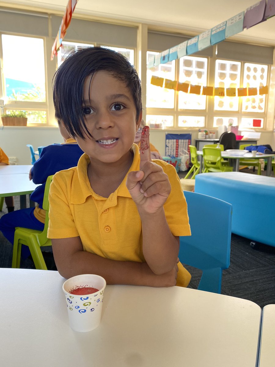 RachelWebbey's tweet photo. KW learnt about the importance of washing our hands during an experiment. The glitter germs stuck to our fingers when we didn’t use soap, but fled when our fingers were soapy. 🧼✨ #creativelearning #happybirthday @CasulaPS @revans1413 @NSWEducation https://t.co/IqNSd2oInW